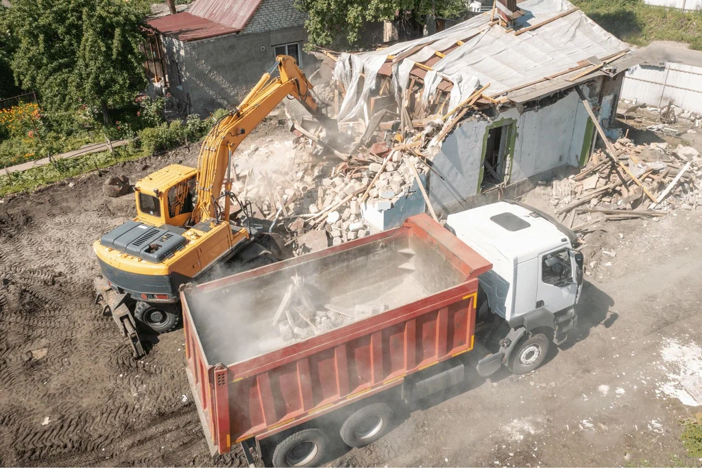 Вывоз мусора после сноса зданий с выездом в Чите в октябре